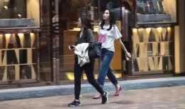 吃瓜少女爆料女星街头,女星街头意外曝光，真实生活引热议